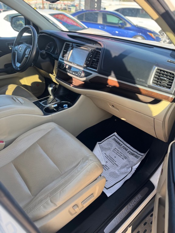 2016 Toyota Highlander Image 16