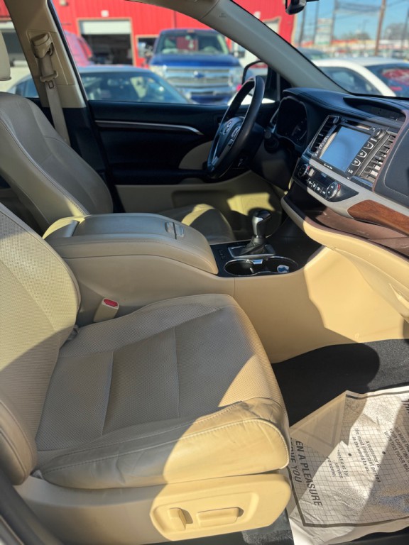 2016 Toyota Highlander Image 17