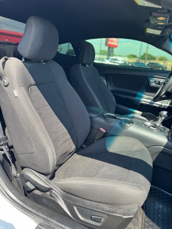 2017 Ford Mustang Image 19