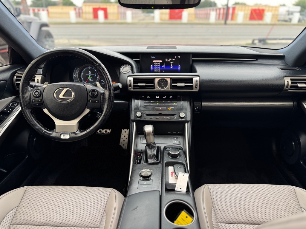 2016 Lexus IS Image 21