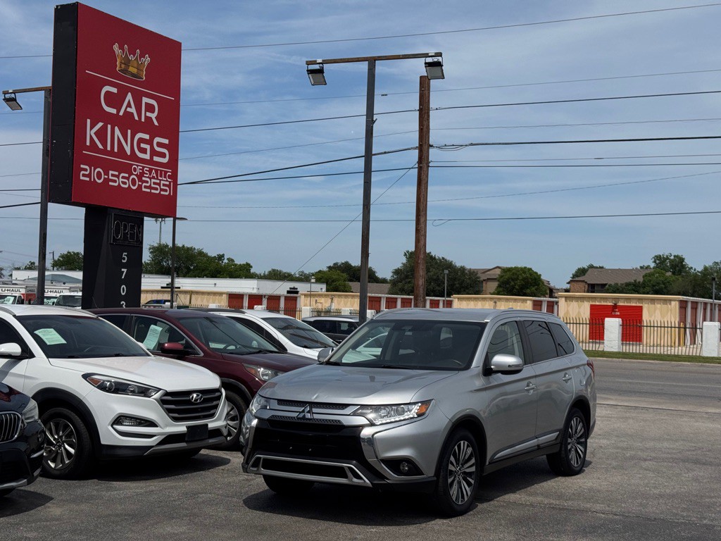 2020 Mitsubishi Outlander Image 2