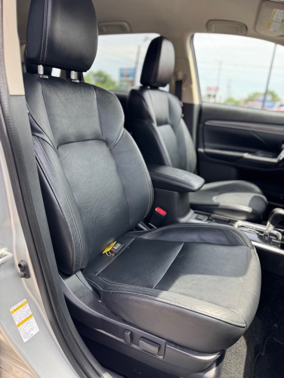 2020 Mitsubishi Outlander Image 16