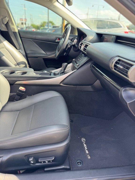 2015 Lexus IS Image 16