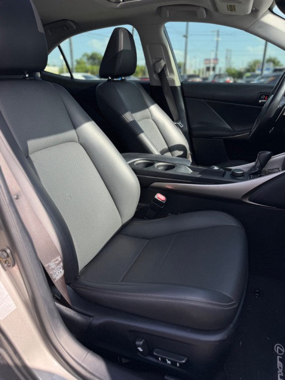 2015 Lexus IS Image 17