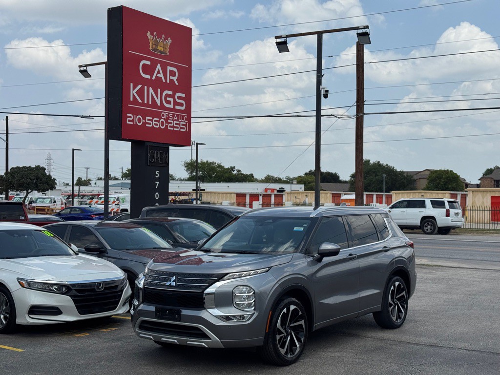 2022 Mitsubishi Outlander Image 2