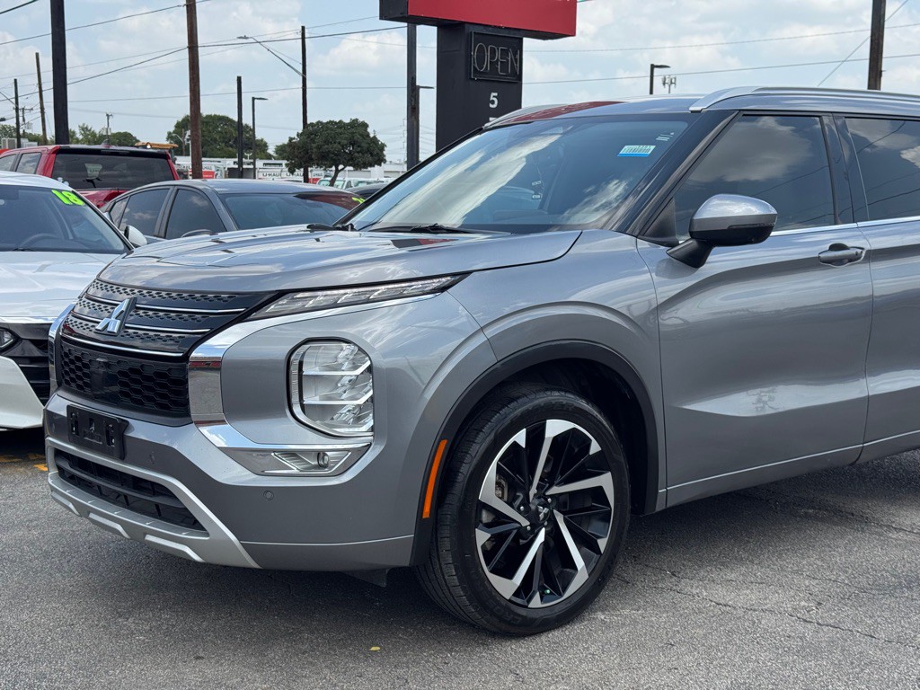 2022 Mitsubishi Outlander Image 4