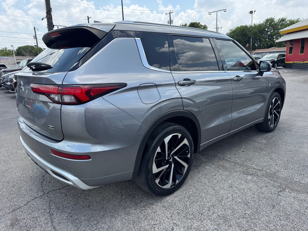 2022 Mitsubishi Outlander Image 9