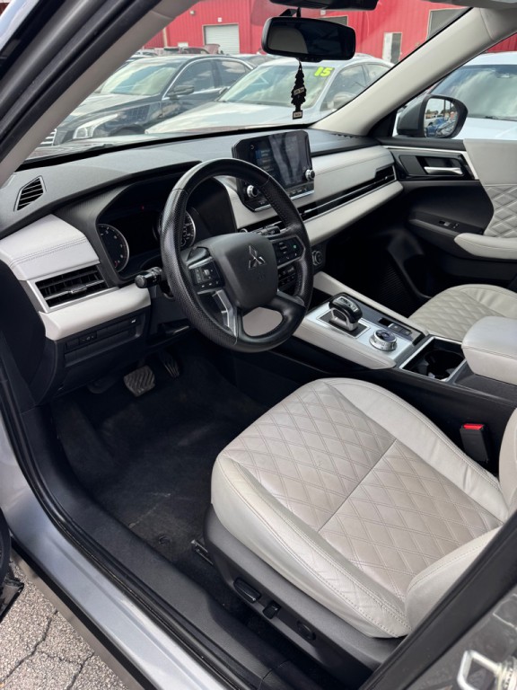 2022 Mitsubishi Outlander Image 12