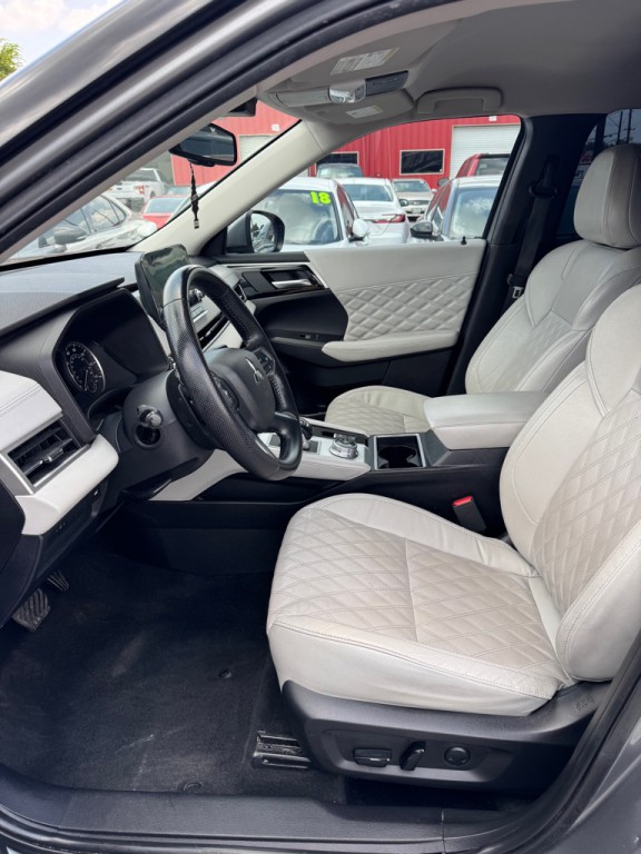 2022 Mitsubishi Outlander Image 13
