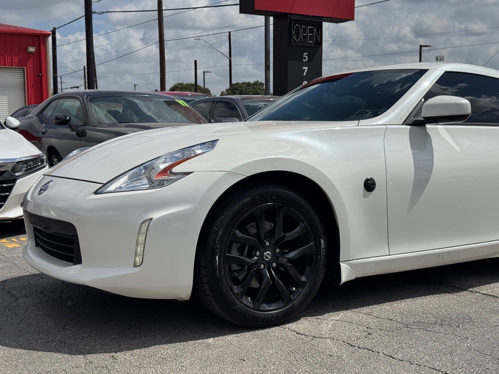 2016 Nissan 370Z Image 4