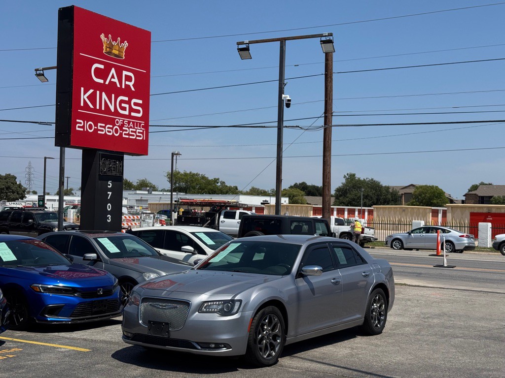 2017 Chrysler 300 Image 2
