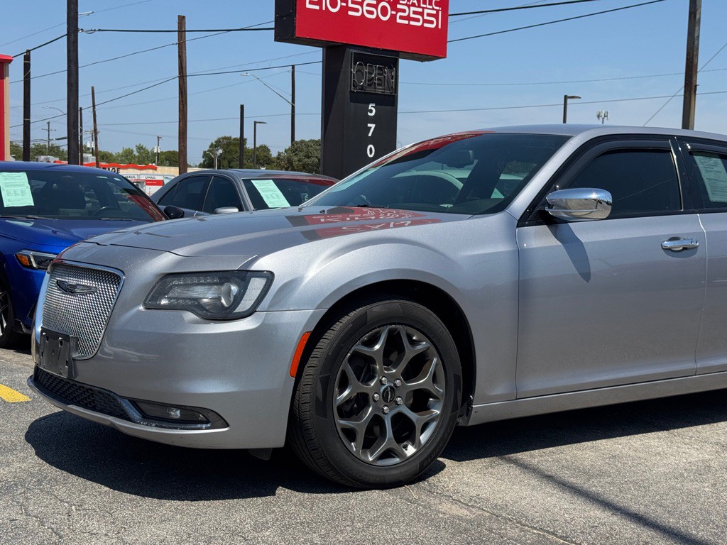 2017 Chrysler 300 Image 4