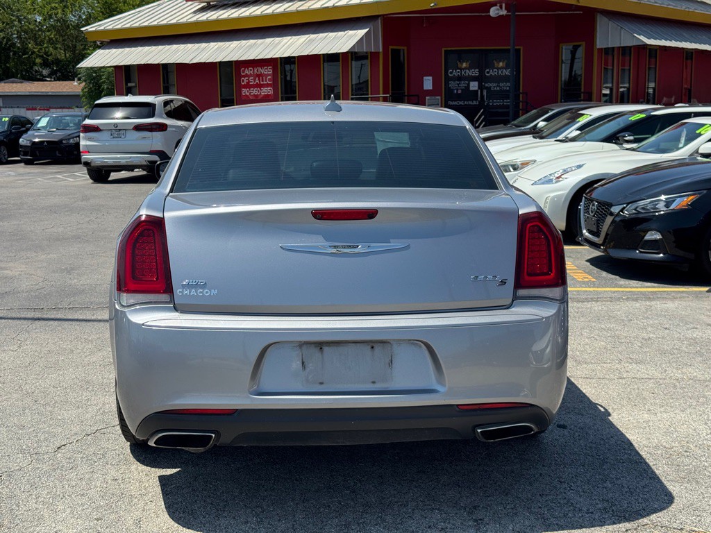 2017 Chrysler 300 Image 7