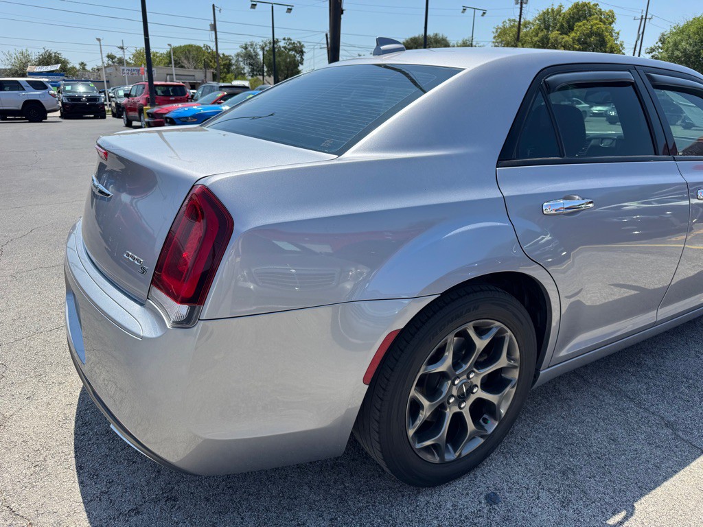 2017 Chrysler 300 Image 8