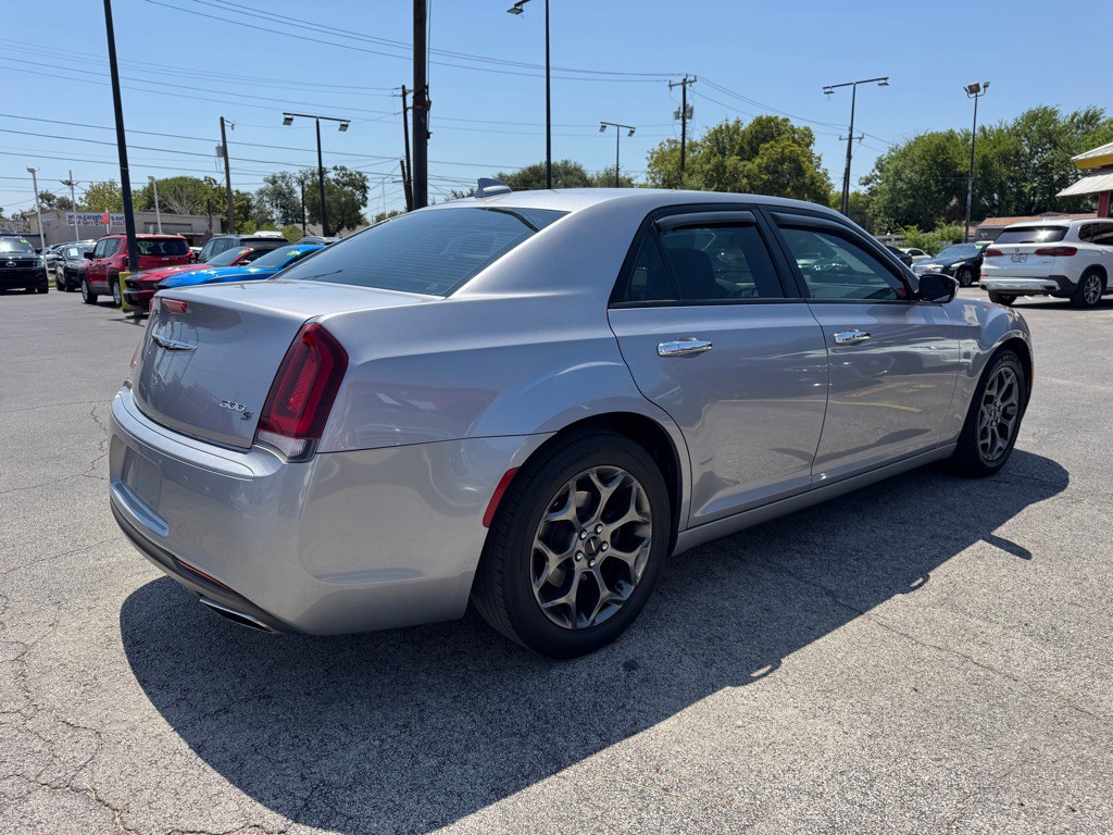 2017 Chrysler 300 Image 9