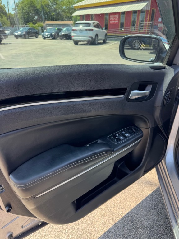 2017 Chrysler 300 Image 12