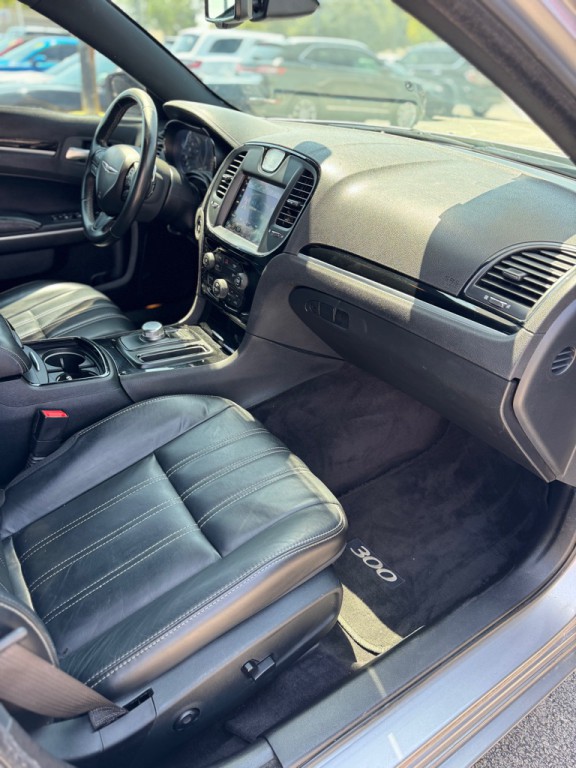 2017 Chrysler 300 Image 16