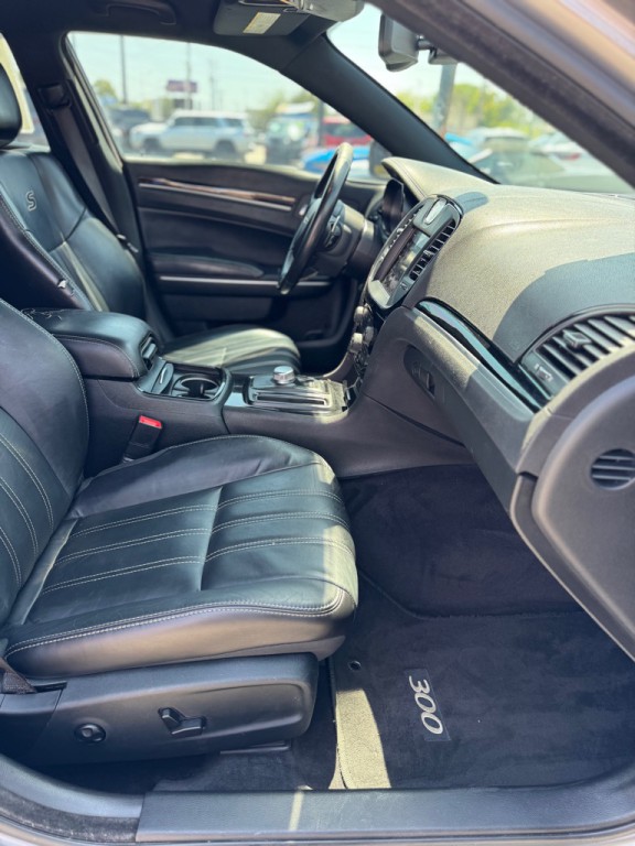 2017 Chrysler 300 Image 17