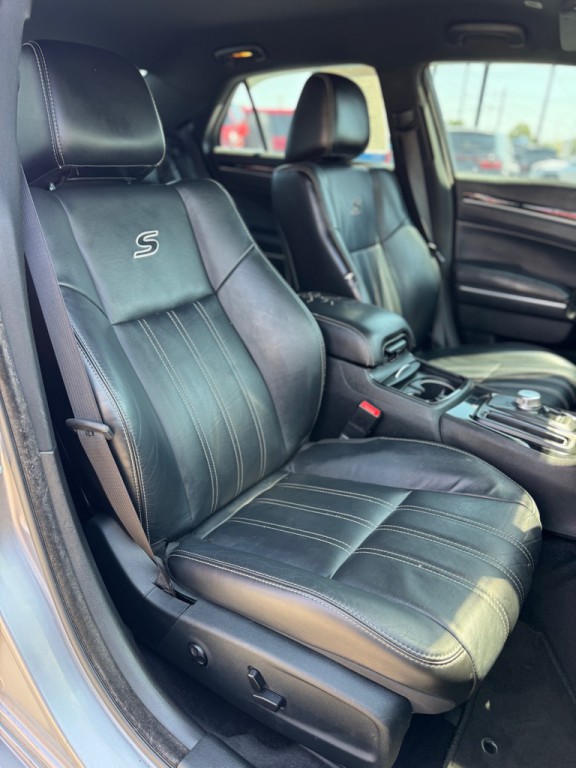 2017 Chrysler 300 Image 18