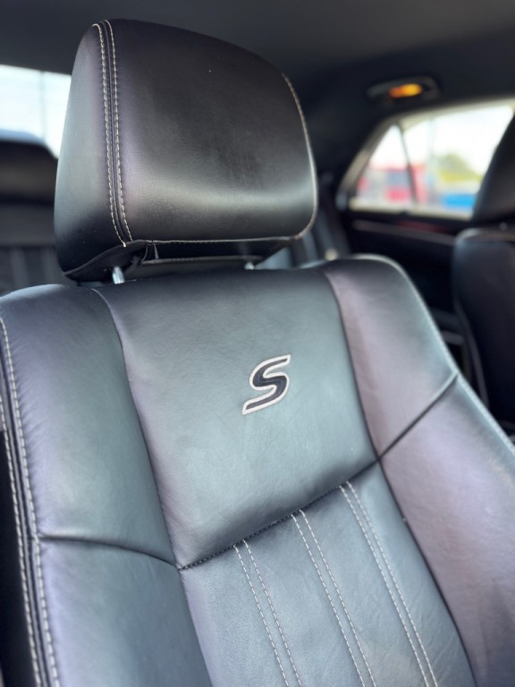 2017 Chrysler 300 Image 19