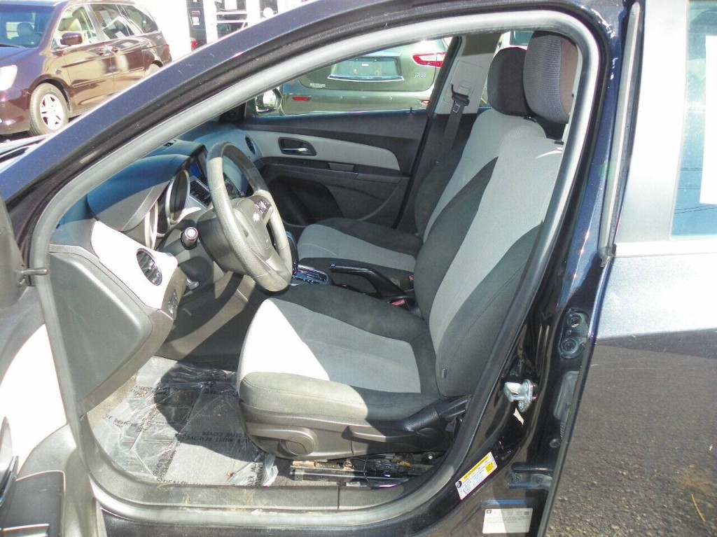 2011 Chevrolet Cruze Image 2