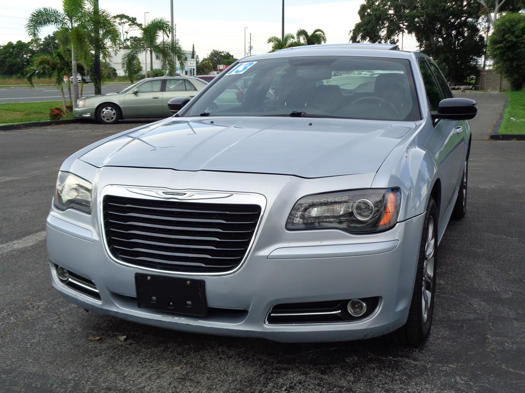 2013 Chrysler 300 Image 4