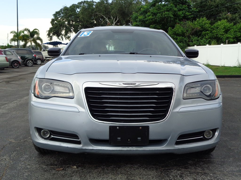 2013 Chrysler 300 Image 5