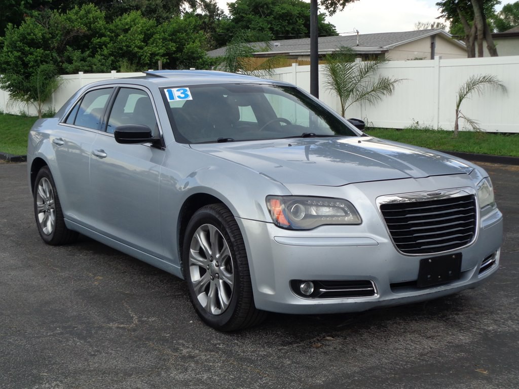 2013 Chrysler 300 Image 7