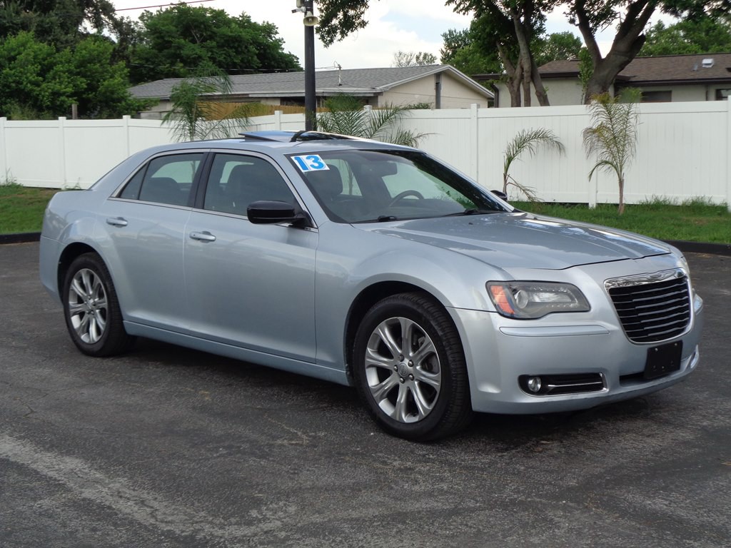 2013 Chrysler 300 Image 8
