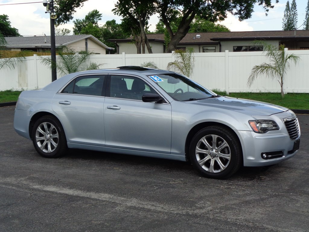 2013 Chrysler 300 Image 9