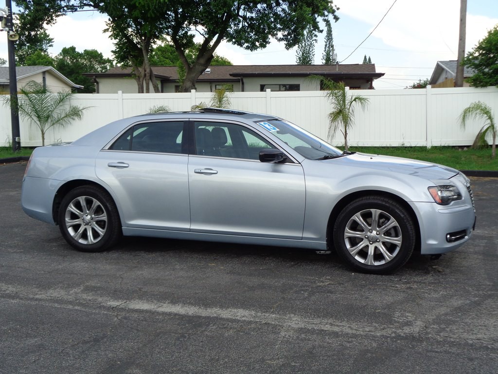 2013 Chrysler 300 Image 10