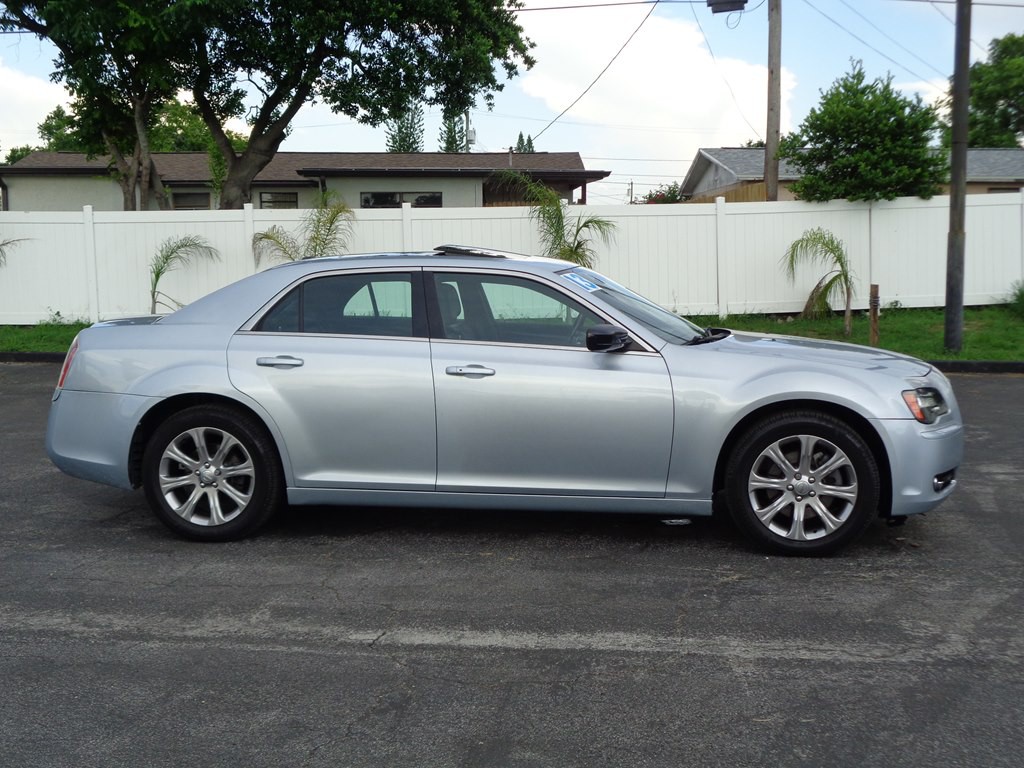 2013 Chrysler 300 Image 11