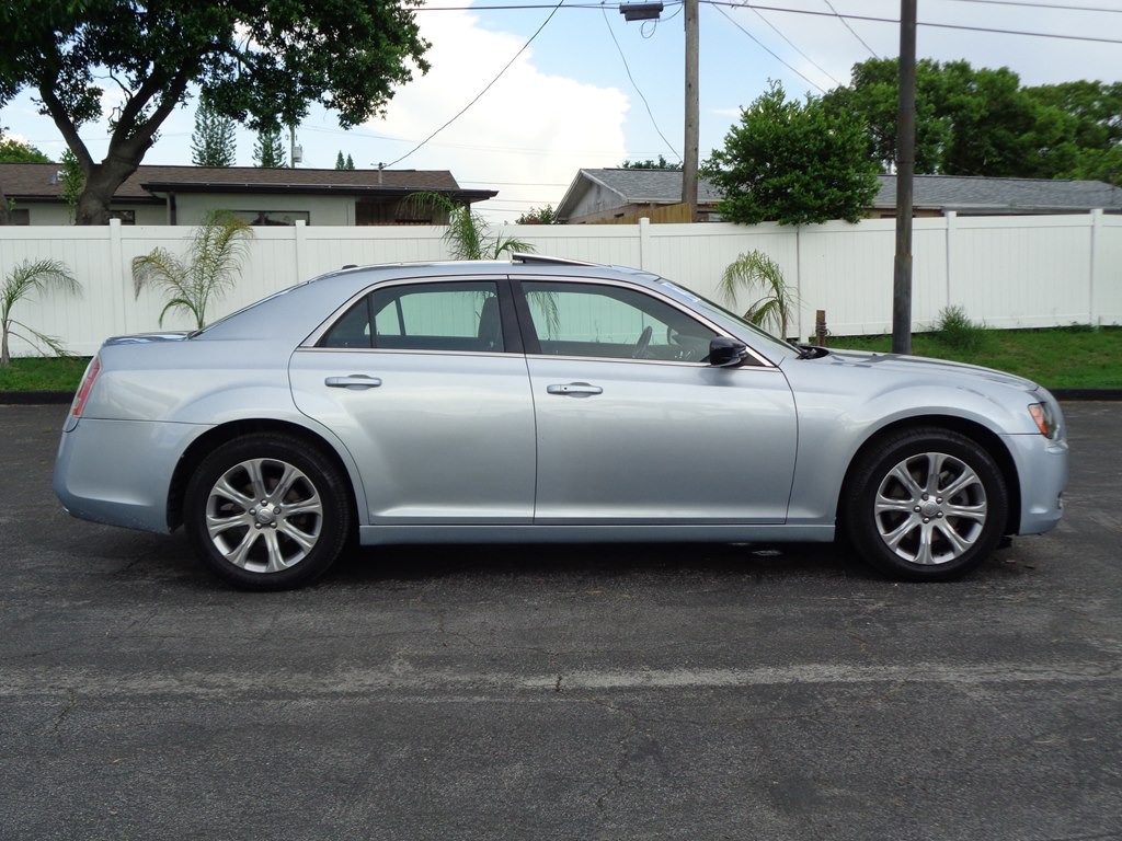 2013 Chrysler 300 Image 12