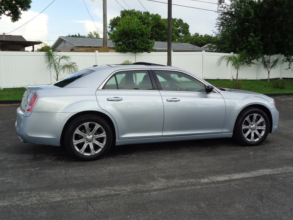 2013 Chrysler 300 Image 13