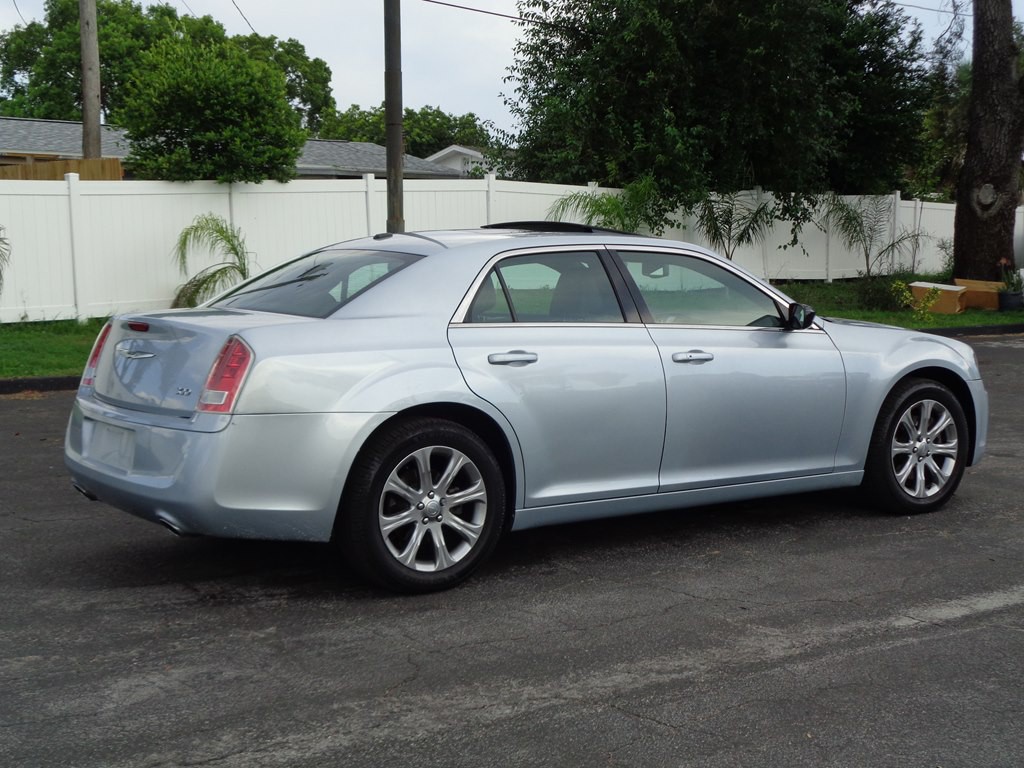 2013 Chrysler 300 Image 14