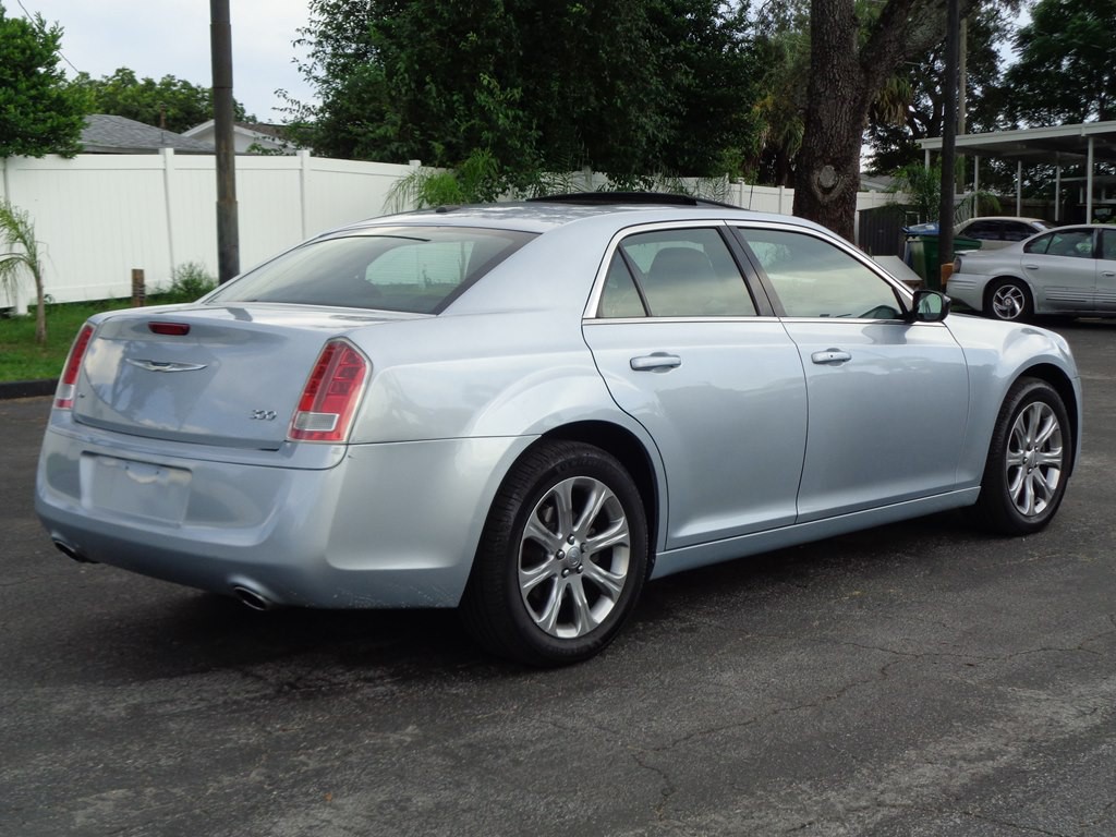 2013 Chrysler 300 Image 15
