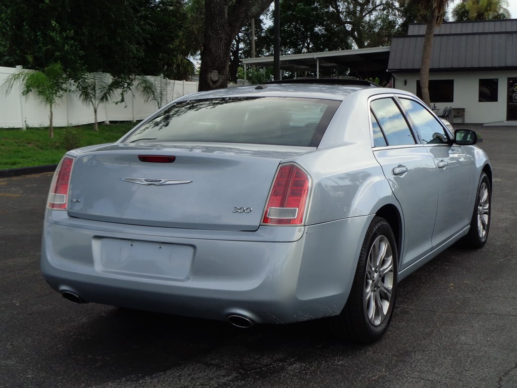 2013 Chrysler 300 Image 17
