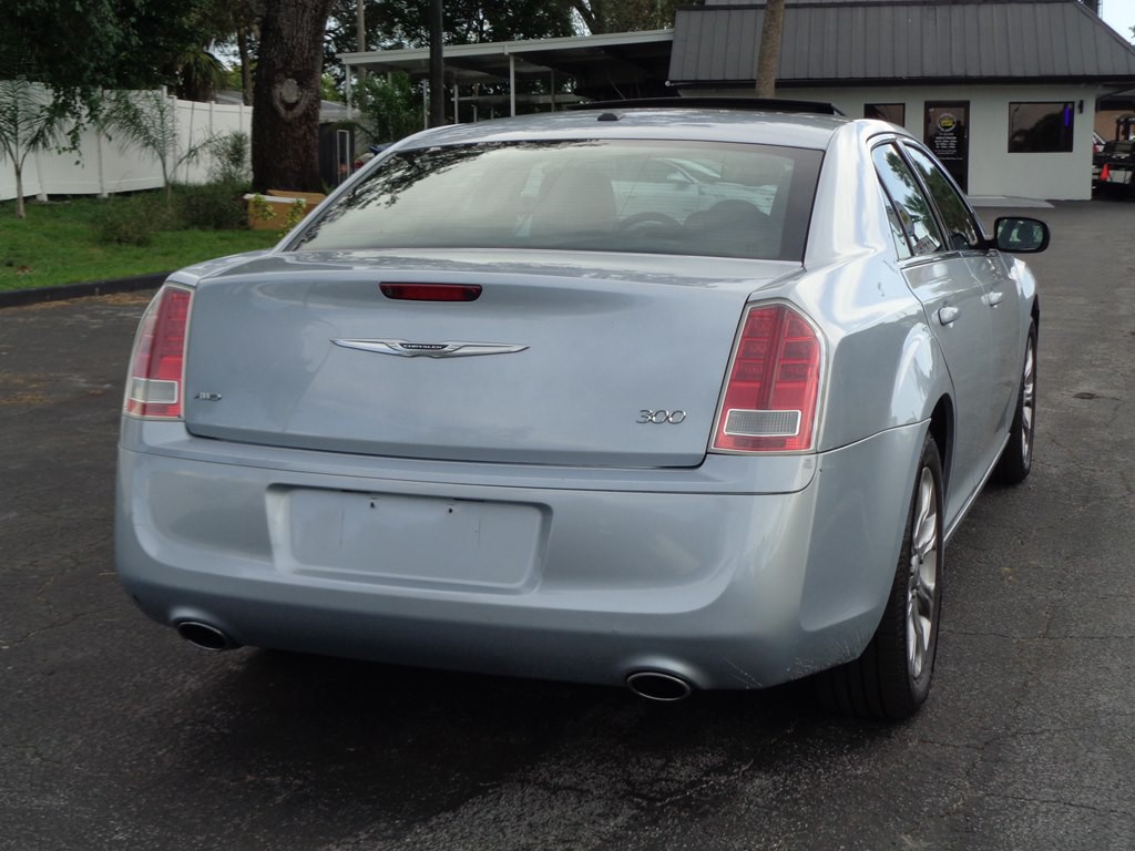 2013 Chrysler 300 Image 22