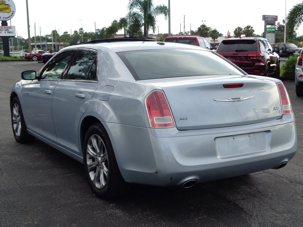 2013 Chrysler 300 Image 26
