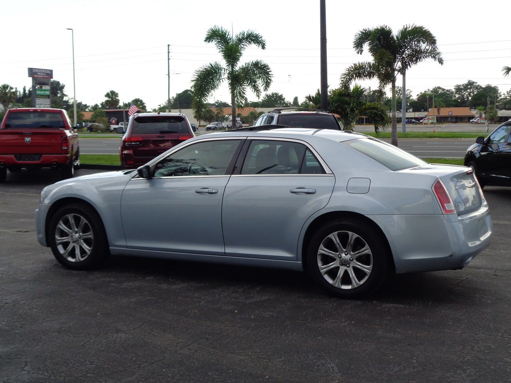 2013 Chrysler 300 Image 29