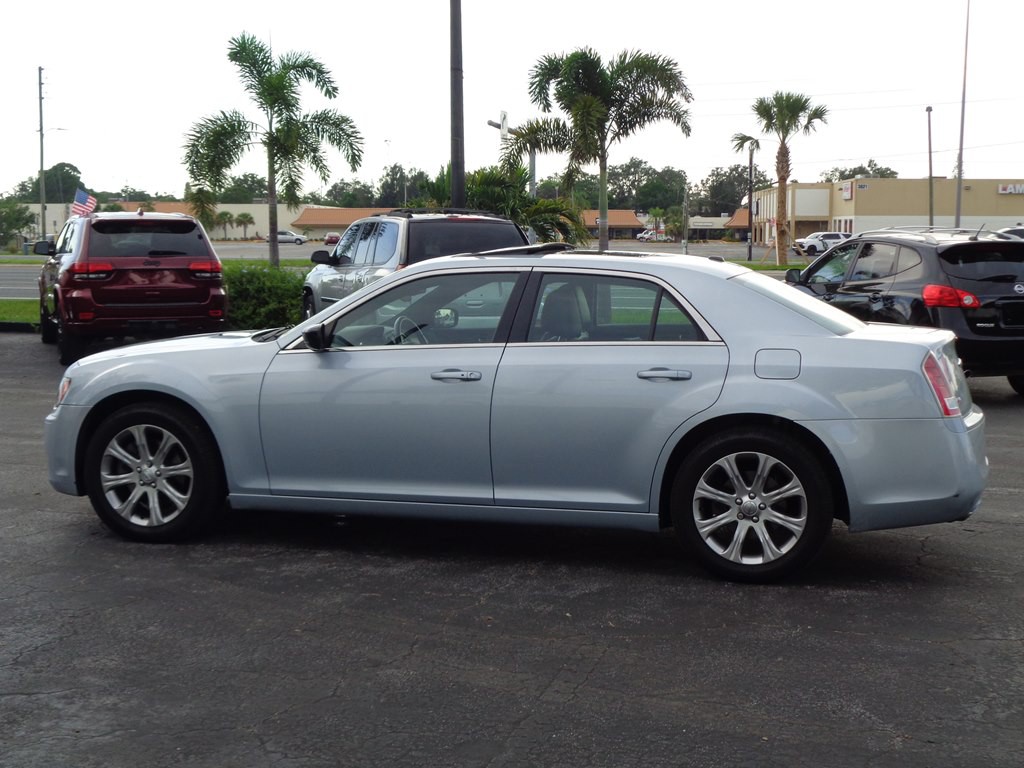 2013 Chrysler 300 Image 30