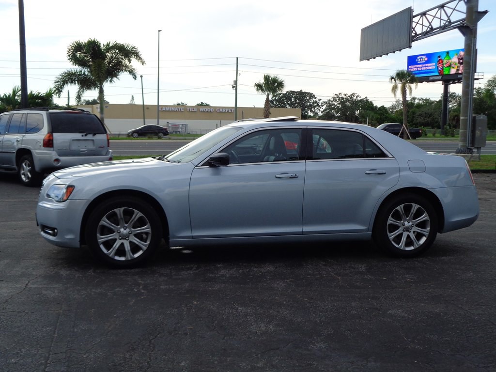 2013 Chrysler 300 Image 32