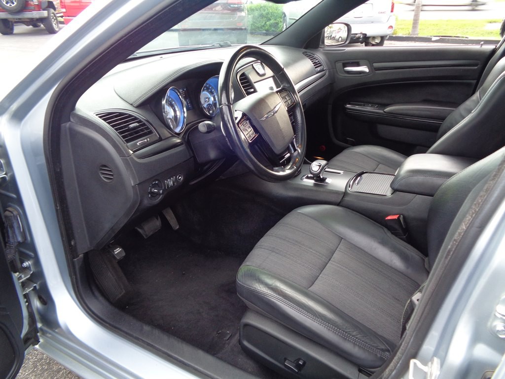 2013 Chrysler 300 Image 75