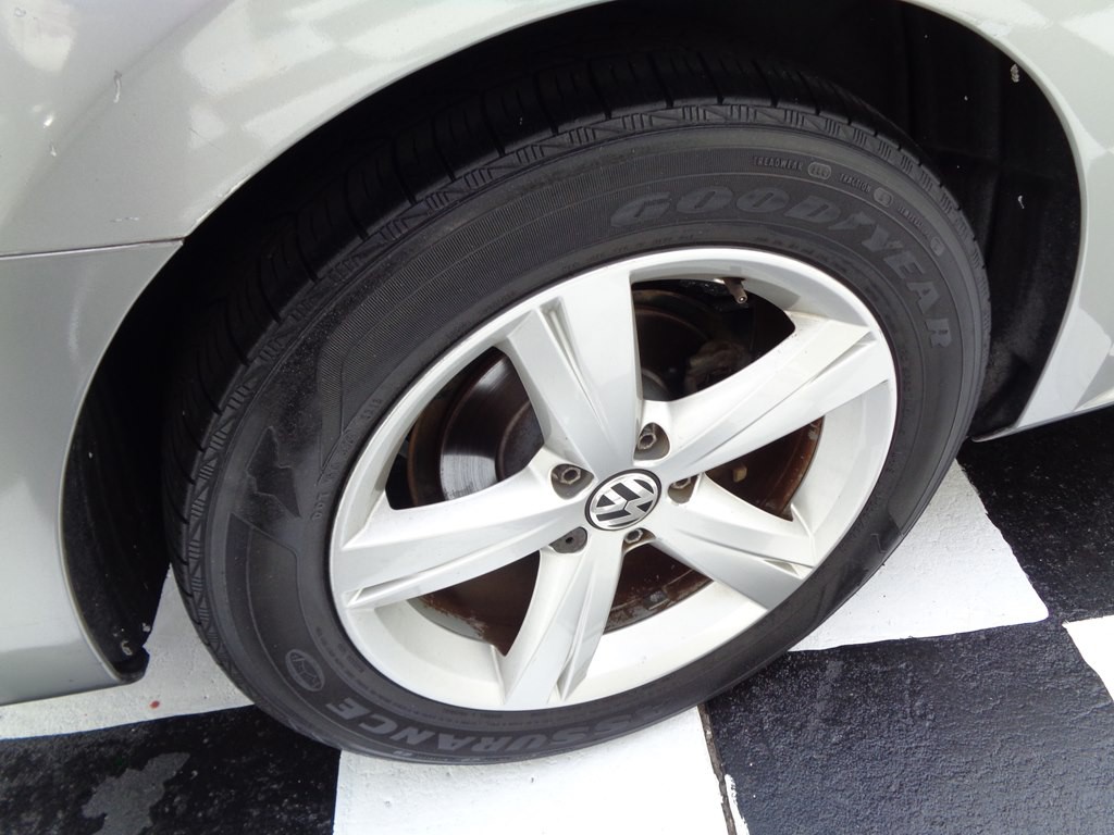 2012 Volkswagen Passat Image 30