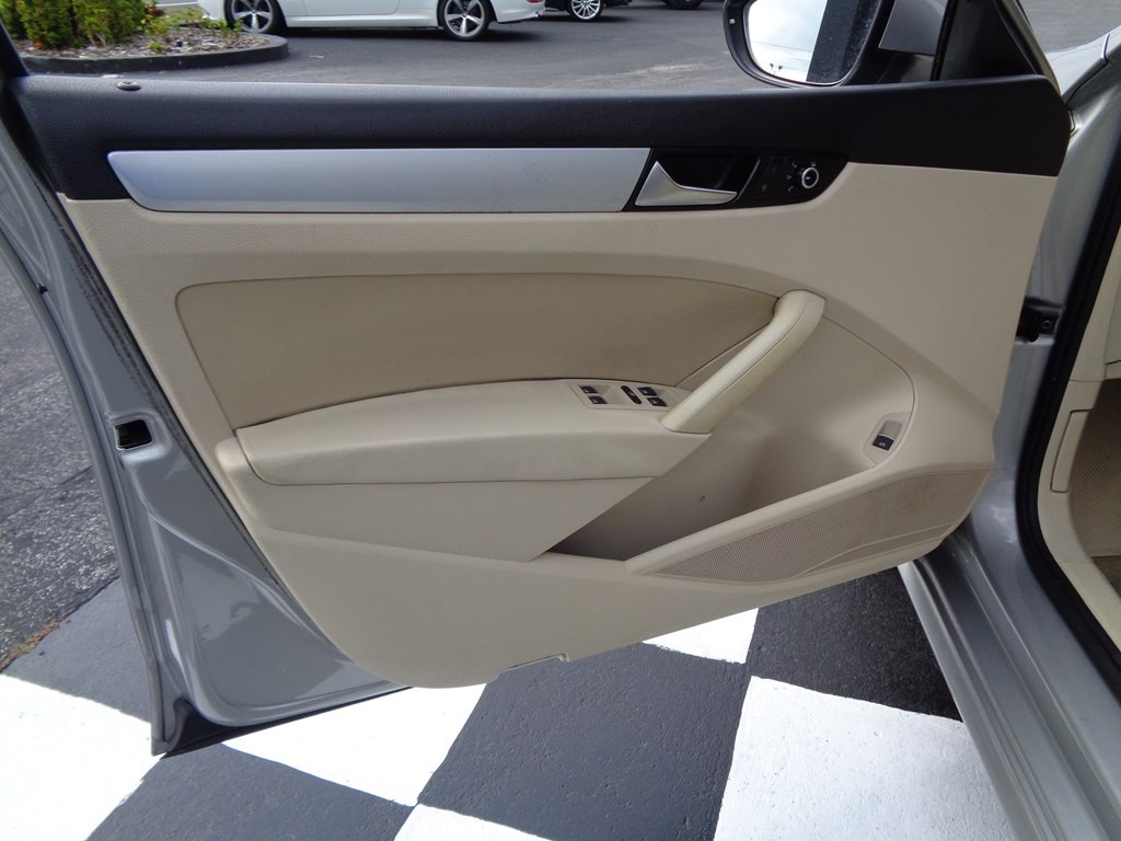 2012 Volkswagen Passat Image 37