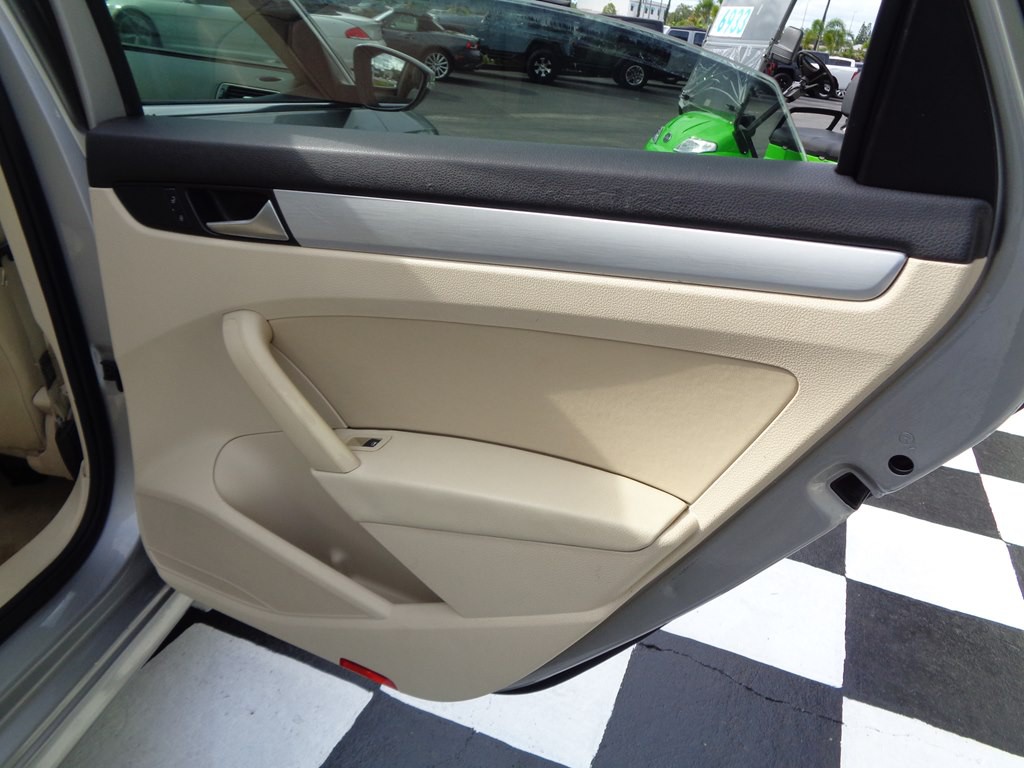 2012 Volkswagen Passat Image 43