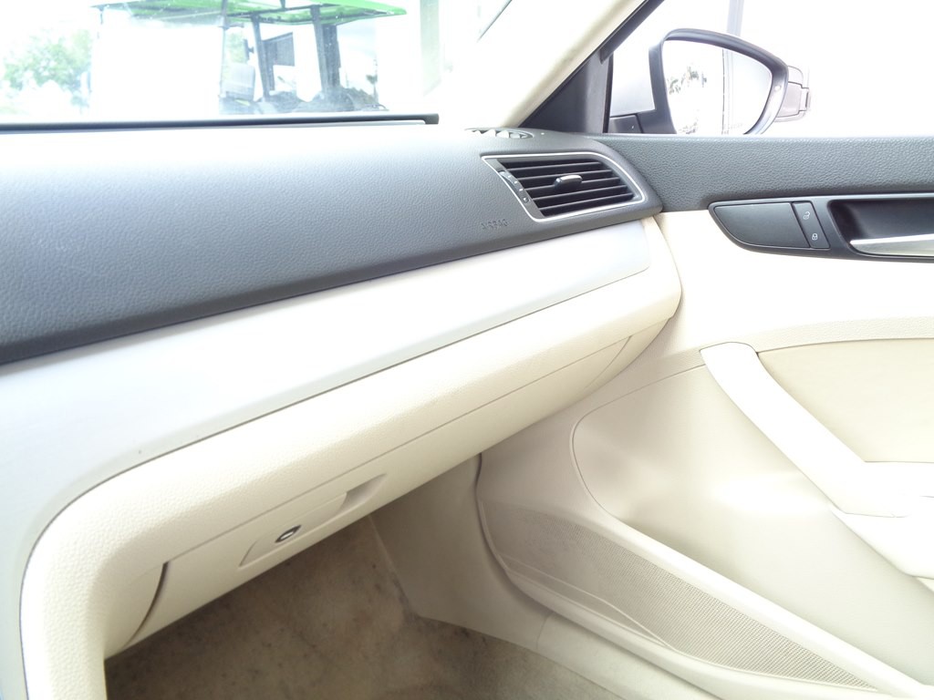 2012 Volkswagen Passat Image 59