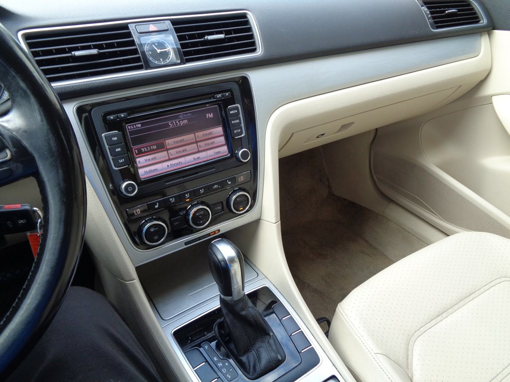 2012 Volkswagen Passat Image 65