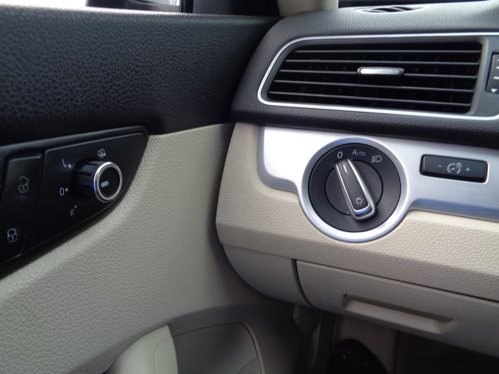2012 Volkswagen Passat Image 68