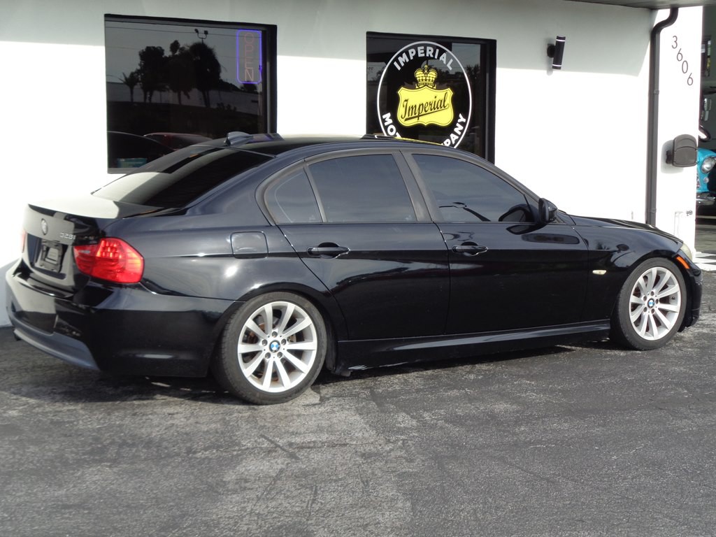 2011 BMW 3 Series Image 16